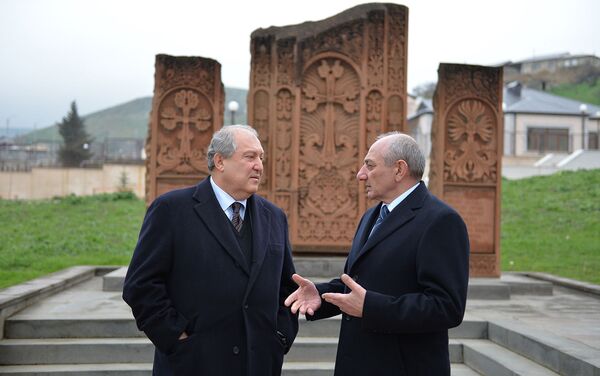 Президенты Армении и Карабаха Армен Саркисян и Бако Саакян возложили цветы к монументу в честь павших солдат в апрельской войне (1 апреля 2019). Талиш - Sputnik Армения