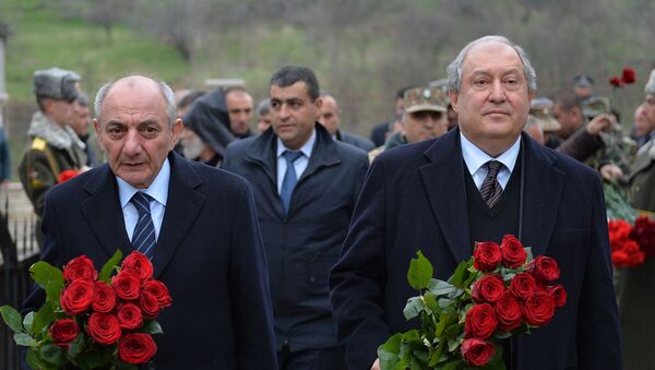 Президенты Армении и Карабаха Армен Саркисян и Бако Саакян возложили цветы перед манументом в честь павших солдат в апрельской войне (1 апреля 2019). Талыш - Sputnik Արմենիա