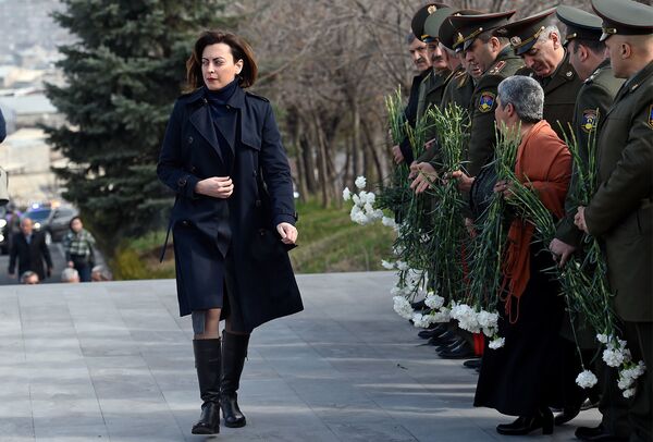 Вице-спикер парламента Лена Назарян в военном пантеоне Ераблур (2 апреля 2019). Еревaн - Sputnik Армения