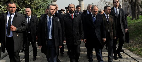 Чиновники во главе с премьер-министром Николом Пашиняном в военном пантеоне Ераблур (2 апреля 2019). Еревaн Чиновники во главе с премьер-министром Николом Пашиняном в военном пантеоне Ераблур (2 апреля 2019). Еревaн - Sputnik Արմենիա