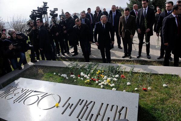 Премьер-министр Никол Пашинян и спикер парламента Арарат Мирзоян возложили цветы у могилы Андраника Озаняна в военном пантеоне Ераблур (2 апреля 2019). Еревaн - Sputnik Армения