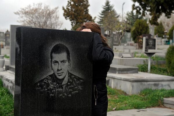 Могила Баграта Алексаняна в военном пантеоне Ераблур - Sputnik Армения