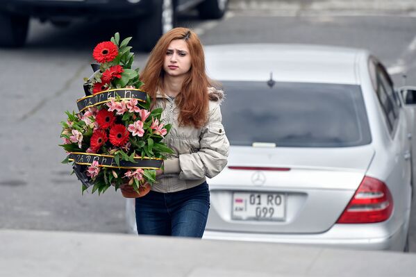 Родственница Баграта Алексаняна приходит в военный пантеон Ераблур (2 апреля 2019). Еревaн - Sputnik Армения