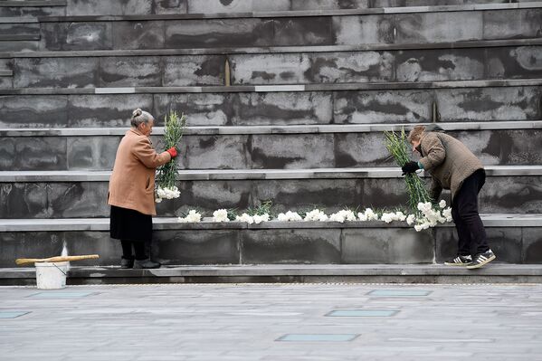 Եռաբլուրի աշխատակիցները ծաղիկներ են դնում Սուրբ Վարդանանց եկեղեցու մոտ - Sputnik Արմենիա