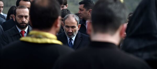 Чиновники во главе с премьер-министром Николом Пашиняном в военном пантеоне Ераблур (2 апреля 2019). Еревaн - Sputnik Արմենիա