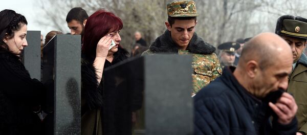 Родственники павшего в апрельской войне военнослужащего Григора Арутюняна у могилы в военном пантеоне Ераблур (2 апреля 2019). Еревaн - Sputnik Արմենիա