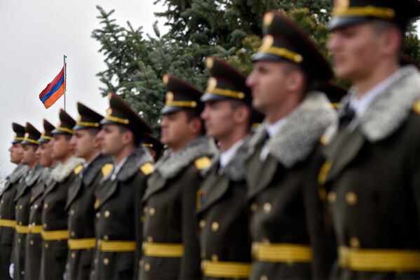 Рота почетного караула в военном пантеоне Ераблур (2 апреля 2019). Еревaн - Sputnik Армения