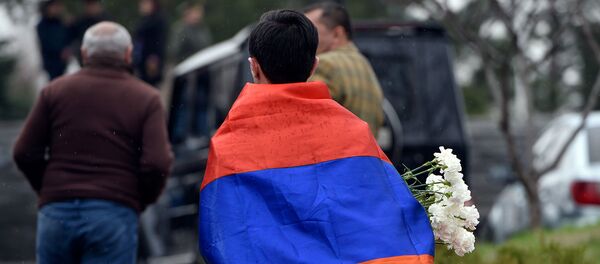 Родственники павших военнослужащих в апрельской войне приходят в военный пантеон Ераблур (2 апреля 2019). Еревaн - Sputnik Արմենիա