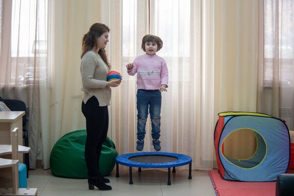 Ես Նունեն եմ` նախագահի կինը, եկել եմ ծանոթանալու. կեքս ու պիցցա Սարգսյանի կնոջ համար Ես Նունեն եմ` նախագահի կինը, եկել եմ ծանոթանալու. կեքս ու պիցցա Սարգսյանի կնոջ համար - Sputnik Արմենիա