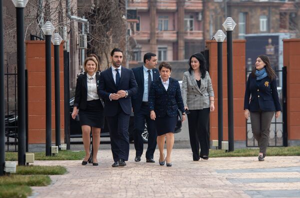 Ես Նունեն եմ` նախագահի կինը, եկել եմ ծանոթանալու. կեքս ու պիցցա Սարգսյանի կնոջ համար Ես Նունեն եմ` նախագահի կինը, եկել եմ ծանոթանալու. կեքս ու պիցցա Սարգսյանի կնոջ համար - Sputnik Արմենիա