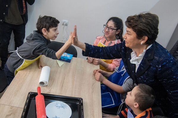 Ես Նունեն եմ` նախագահի կինը, եկել եմ ծանոթանալու. կեքս ու պիցցա Սարգսյանի կնոջ համար Ես Նունեն եմ` նախագահի կինը, եկել եմ ծանոթանալու. կեքս ու պիցցա Սարգսյանի կնոջ համար - Sputnik Արմենիա