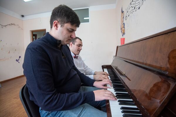 Ես Նունեն եմ` նախագահի կինը, եկել եմ ծանոթանալու. կեքս ու պիցցա Սարգսյանի կնոջ համար Ես Նունեն եմ` նախագահի կինը, եկել եմ ծանոթանալու. կեքս ու պիցցա Սարգսյանի կնոջ համար - Sputnik Արմենիա