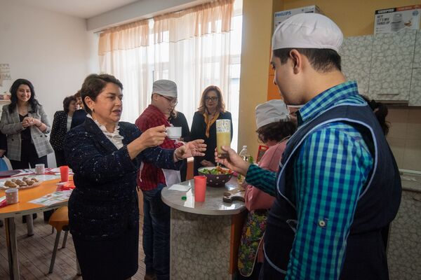 Ես Նունեն եմ` նախագահի կինը, եկել եմ ծանոթանալու. կեքս ու պիցցա Սարգսյանի կնոջ համար Ես Նունեն եմ` նախագահի կինը, եկել եմ ծանոթանալու. կեքս ու պիցցա Սարգսյանի կնոջ համար - Sputnik Արմենիա