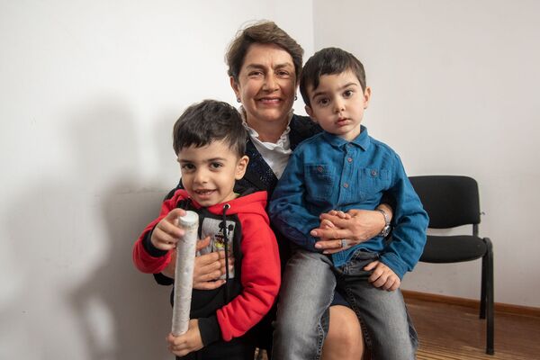 Ես Նունեն եմ` նախագահի կինը, եկել եմ ծանոթանալու. կեքս ու պիցցա Սարգսյանի կնոջ համար Ես Նունեն եմ` նախագահի կինը, եկել եմ ծանոթանալու. կեքս ու պիցցա Սարգսյանի կնոջ համար - Sputnik Արմենիա