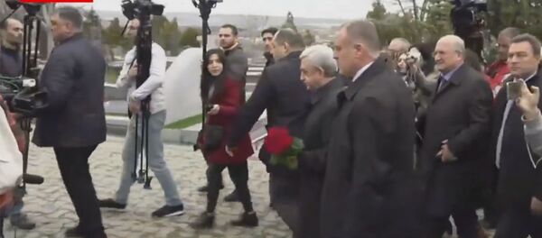 Третий президент Армении Серж Саргсян посетил военный пантеон Ераблур (2 апреля 2019). Еревaн Третий президент Армении Серж Саргсян посетил военный пантеон Ераблур (2 апреля 2019). Еревaн - Sputnik Армения