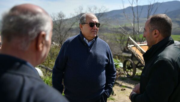 Президенты Армении и Карабаха Армен Саркисян и Бако Саакян посетили винный завод Катаро (2 апреля 2019). Село Тох - Sputnik Армения