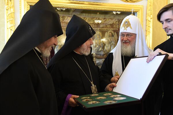 Гарегин II попросил Патриарха Кирилла помочь делу освобождения в Азербайджане Казаряна Гарегин II попросил Патриарха Кирилла помочь делу освобождения в Азербайджане Казаряна - Sputnik Армения