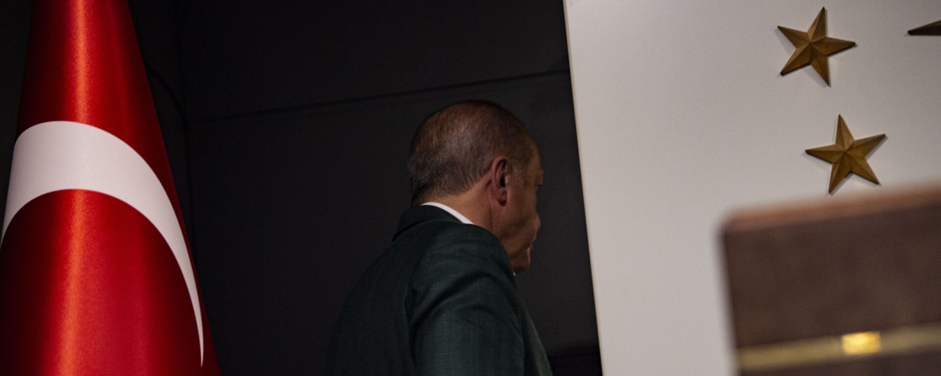 Президент Турции Тайип Эрдоган покидает пресс-конференцию после местных выборов (31 марта 2019). Стамбул - Sputnik Армения, 1920, 18.03.2021