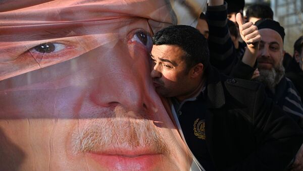 Сторонники правящей Партии Справедливости и Развития (ПСР) у баннера с изображением президента Турции Реджепа Тайипа Эрдогана на следующий день после местных выборов (1 апреля 2019). Стамбул - Sputnik Արմենիա