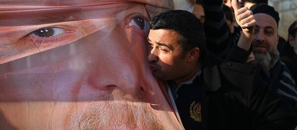 Сторонники правящей Партии Справедливости и Развития (ПСР) у баннера с изображением президента Турции Реджепа Тайипа Эрдогана на следующий день после местных выборов (1 апреля 2019). Стамбул - Sputnik Армения