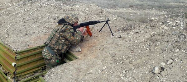 Армянские военнослужащие на тренировках по стрельбе - Sputnik Արմենիա