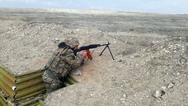 Армянские военнослужащие на тренировках по стрельбе - Sputnik Արմենիա