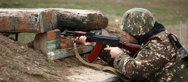 Армянские военнослужащие на тренировках по стрельбе - Sputnik Армения