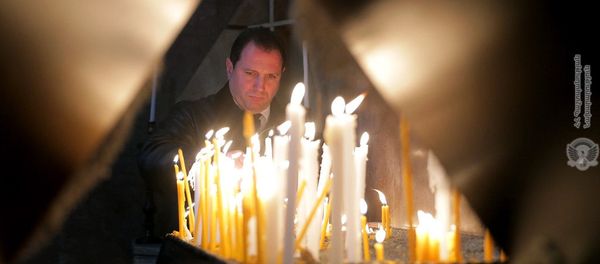 Министр обороны Давид Тоноян в церкви Сурб Вартананц в военном пантеоне Ераблур (2 апреля 2019). Еревaн - Sputnik Արմենիա