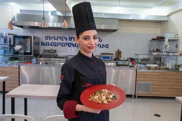 Повар кулинарной студии Седрака Мамуляна Анна Матевосян с блюдом Аришта с овощами - Sputnik Армения