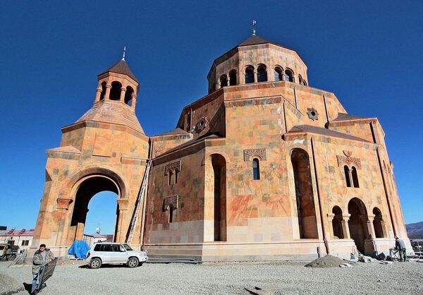 Ավելին է, քան եկեղեցի. Ստեփանակերտում Զվարթնոցի տաճարի նմանությամբ եկեղեցի կբացվի Ավելին է, քան եկեղեցի. Ստեփանակերտում Զվարթնոցի տաճարի նմանությամբ եկեղեցի կբացվի - Sputnik Արմենիա