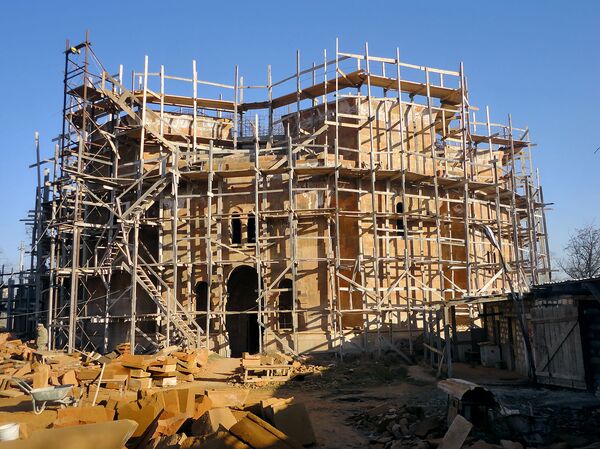 Новое сердце: в Степанакерте освятили церковь по образу Звартноца и с символом Арарата - Sputnik Армения