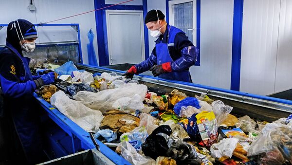 Сотрудники производят отбор мусора на мусоросортировочном комплексе в Мурманской области - Sputnik Армения