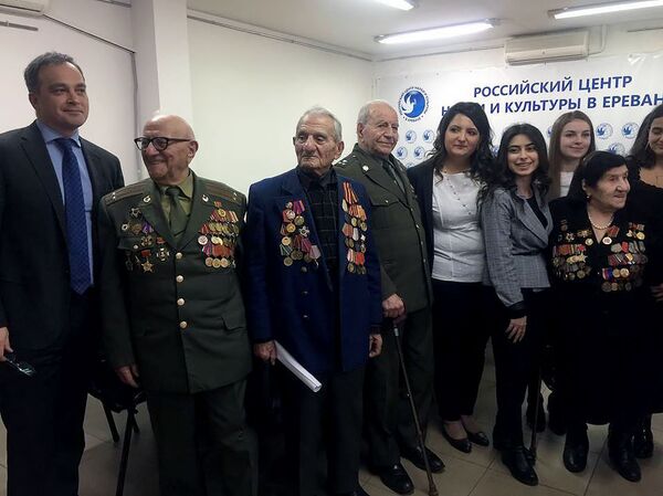 Не обошлось без слез: ветеранов ВОВ приняли в Российском центре науки и культуры в Ереване Не обошлось без слез: ветеранов ВОВ приняли в Российском центре науки и культуры в Ереване - Sputnik Армения