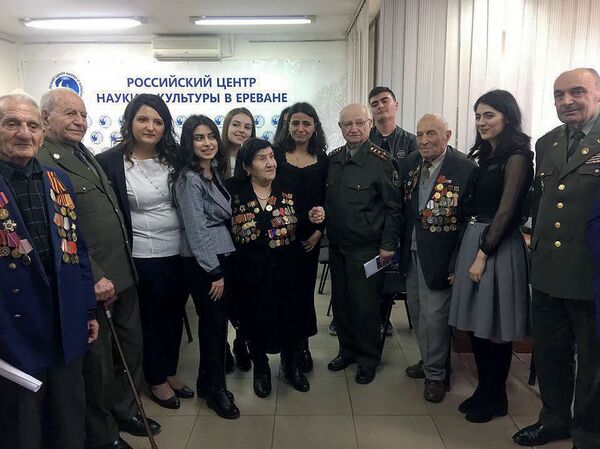 Не обошлось без слез: ветеранов ВОВ приняли в Российском центре науки и культуры в Ереване Не обошлось без слез: ветеранов ВОВ приняли в Российском центре науки и культуры в Ереване - Sputnik Армения