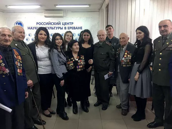 Не обошлось без слез: ветеранов ВОВ приняли в Российском центре науки и культуры в Ереване Не обошлось без слез: ветеранов ВОВ приняли в Российском центре науки и культуры в Ереване - Sputnik Армения