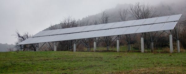 Панели солнечной электростанции в Хосровском заповеднике Панели солнечной электростанции в Хосровском заповеднике - Sputnik Армения