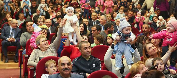 Торжественная церемония вручения денежного вознаграждения семьям, в которых в 2018 году родился четвертый ребенок (27 марта 2019). Степанакерт Торжественная церемония вручения денежного вознаграждения семьям, в которых в 2018 году родился четвертый ребенок (27 марта 2019). Степанакерт - Sputnik Արմենիա