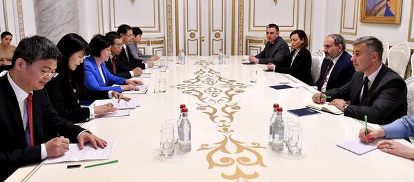 Премьер-министр Никол Пашинян принял делегацию во главе с заместителем председателя Постоянного комитета Всекитайского собрания народных представителей КНР Шен Юеюэ (4 апреля 2019). Еревaн Премьер-министр Никол Пашинян принял делегацию во главе с заместителем председателя Постоянного комитета Всекитайского собрания народных представителей КНР Шен Юеюэ (4 апреля 2019). Еревaн - Sputnik Армения