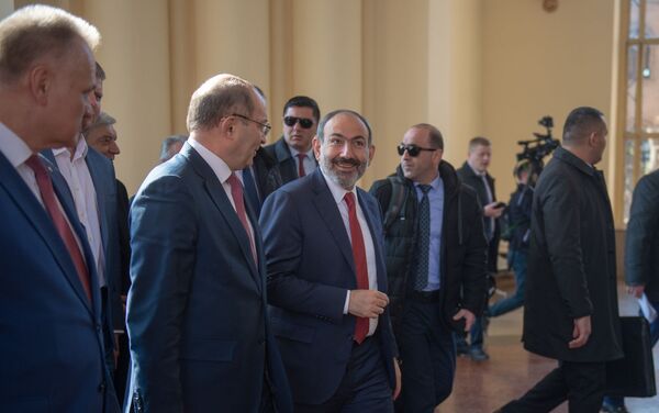 Премьер-министр Никол Пашинян прибыл на железнодорожную станцию (5 апреля 2019). Еревaн - Sputnik Армения