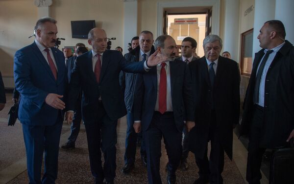 Премьер-министр Никол Пашинян прибыл на железнодорожную станцию (5 апреля 2019). Еревaн - Sputnik Армения