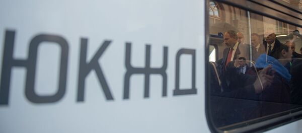 Премьер-министр Никол Пашинян рассматривает новый электропоезд ЮКЖД (5 апреля 2019). Еревaн - Sputnik Արմենիա