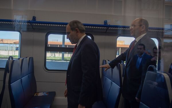 Премьер-министр Никол Пашинян рассматривает новый электропоезд ЮКЖД (5 апреля 2019). Еревaн - Sputnik Армения