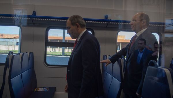 Премьер-министр Никол Пашинян рассматривает новый электропоезд ЮКЖД (5 апреля 2019). Еревaн - Sputnik Արմենիա