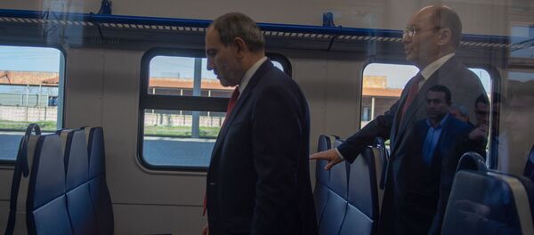 Премьер-министр Никол Пашинян рассматривает новый электропоезд ЮКЖД (5 апреля 2019). Еревaн - Sputnik Արմենիա