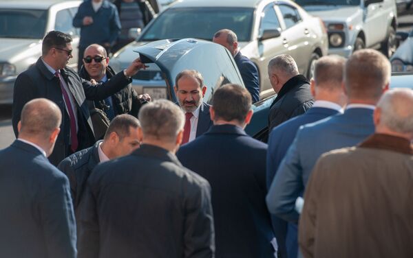 Премьер-министр Никол Пашинян на железнодорожной станции (5 апреля 2019). Еревaн - Sputnik Армения