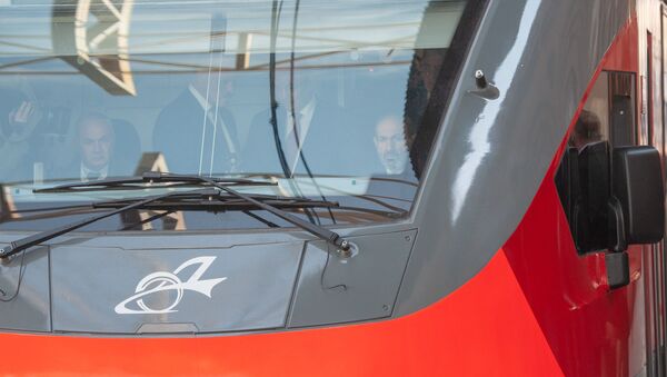 Премьер-министр Никол Пашинян рассматривает кабину нового электропоезда ЮКЖД (5 апреля 2019). Еревaн - Sputnik Արմենիա