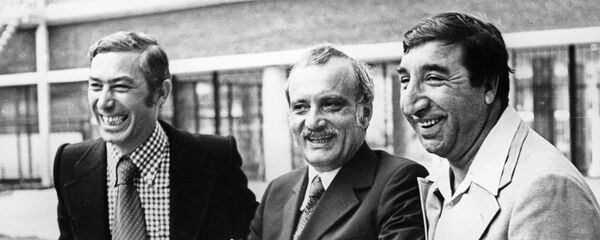 Кинорежиссер Георгий Данелия с исполнителями главных ролей в фильме Мимино Вахтангом Кикабидзе и Фрунзиком Мкртчяном, 1977 год - Sputnik Армения