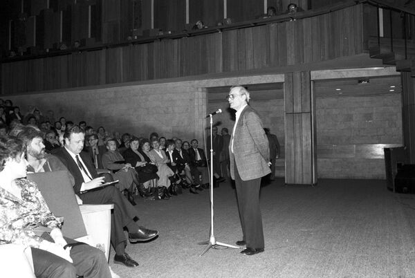 Народный артист СССР кинорежиссер Георгий Данелия во время выступления в качестве доверенного лица кандидата в народные депутаты народного артиста СССР Эльдара Шенгелая. 1989 год - Sputnik Армения