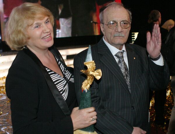 Кинорежиссер Георгий Данелия, удостоенный премии Национальной академии кинематографических искусств и наук России Золотой орел 2005 года, и его супруга Галина Данелия. 2006 год - Sputnik Армения