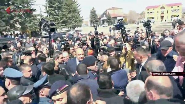 Мэр Гюмри и депутат едва не подрались в присутствии Пашиняна из-за дорог — видео Мэр Гюмри и депутат едва не подрались в присутствии Пашиняна из-за дорог — видео - Sputnik Армения